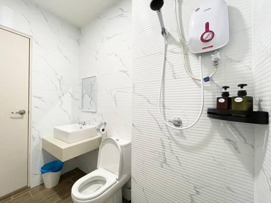 Appartamento Quartz Near To Jonker Walk With Infinity Pool Cozy 3B2B Malacca Esterno foto
