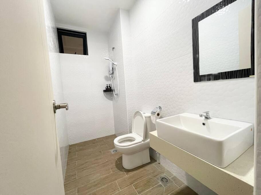 Appartamento Quartz Near To Jonker Walk With Infinity Pool Cozy 3B2B Malacca Esterno foto